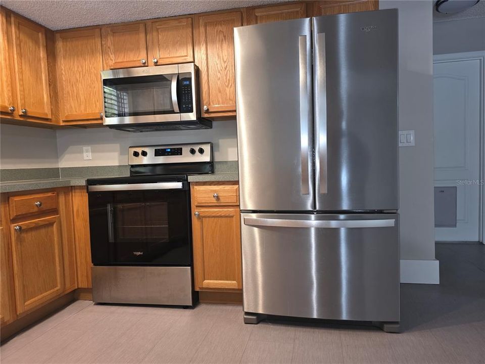 合同活跃: $293,900 (3 贝兹, 2 浴室, 1911 平方英尺)