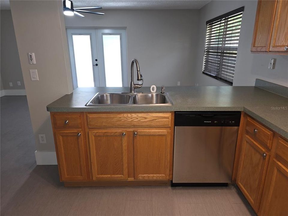 合同活跃: $293,900 (3 贝兹, 2 浴室, 1911 平方英尺)