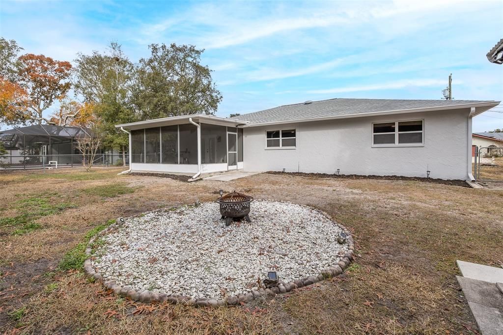 合同活跃: $293,900 (3 贝兹, 2 浴室, 1911 平方英尺)