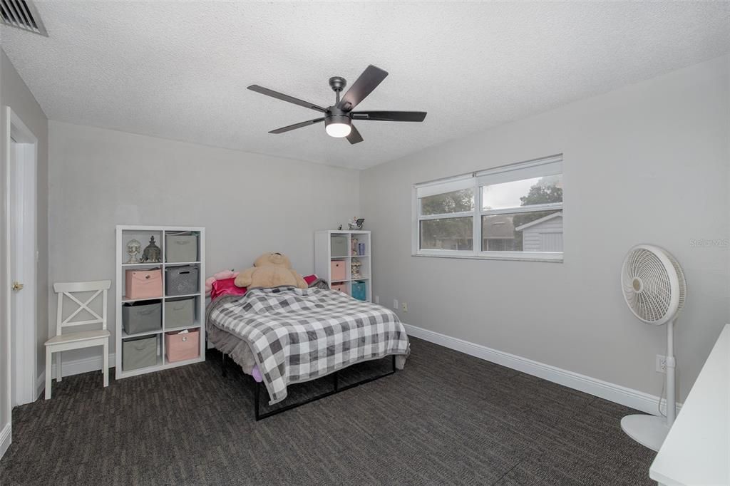 合同活跃: $293,900 (3 贝兹, 2 浴室, 1911 平方英尺)