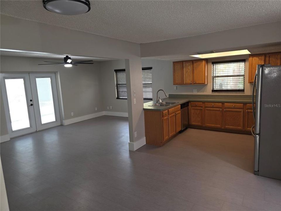 合同活跃: $293,900 (3 贝兹, 2 浴室, 1911 平方英尺)