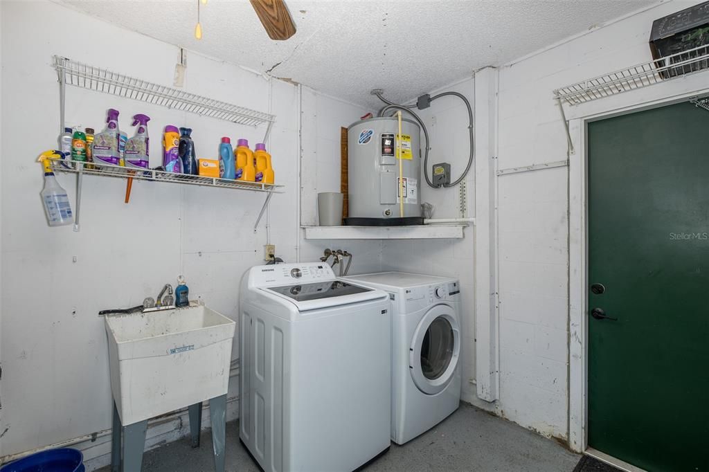 合同活跃: $293,900 (3 贝兹, 2 浴室, 1911 平方英尺)