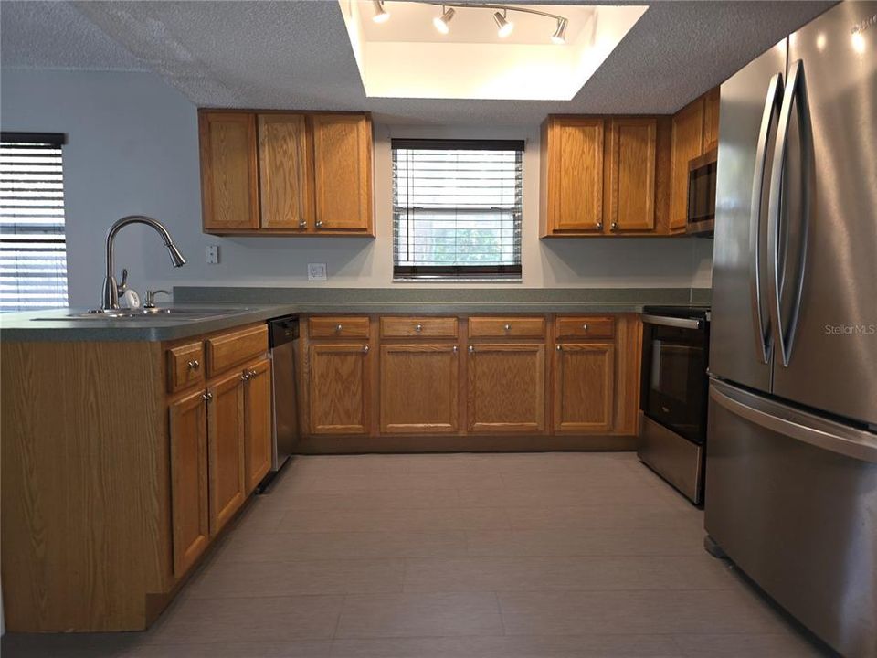 合同活跃: $293,900 (3 贝兹, 2 浴室, 1911 平方英尺)