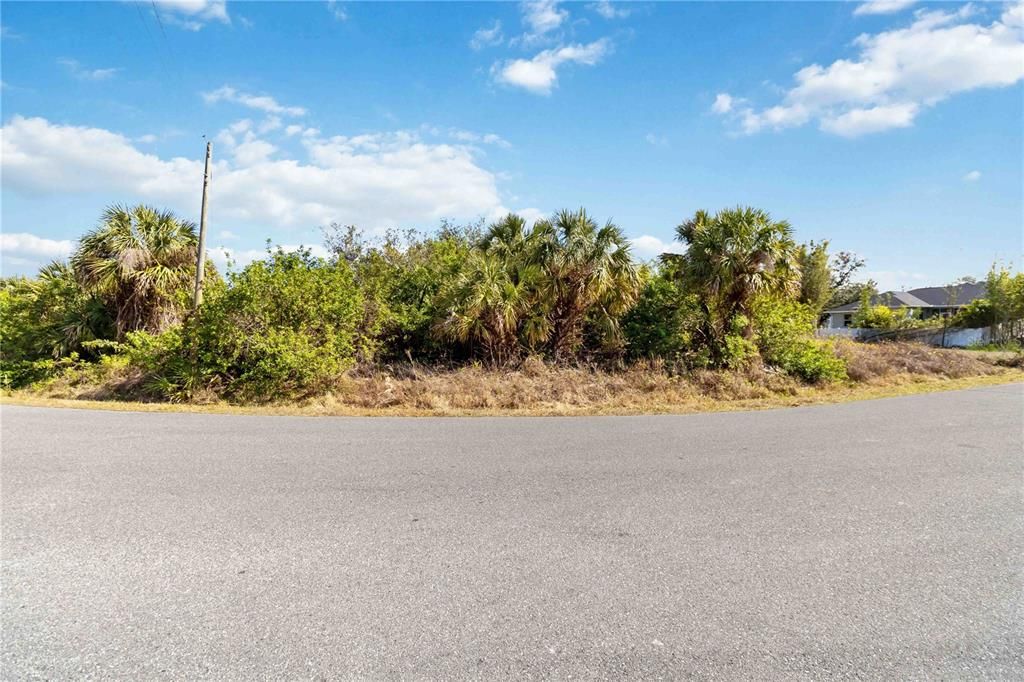 En Venta: $104,000 (2.41 acres)