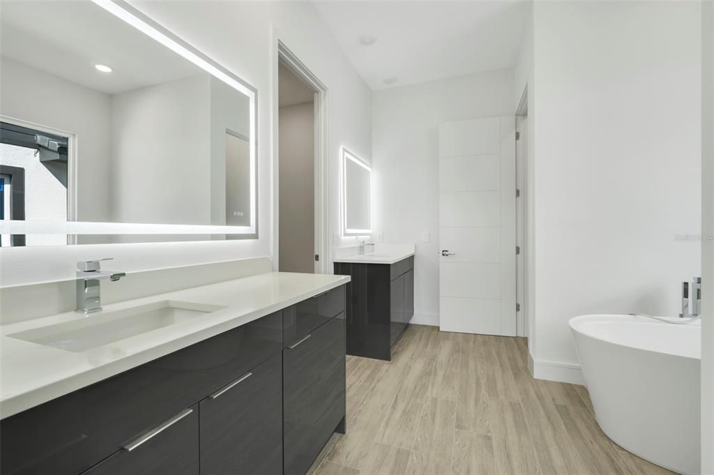 For Sale: $800,000 (4 beds, 3 baths, 2220 Square Feet)