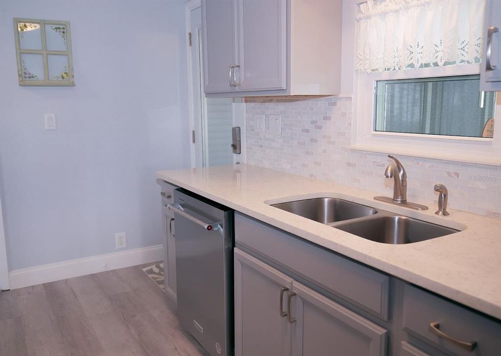 На продажу: $170,000 (2 спален, 2 ванн, 960 Квадратных фут)