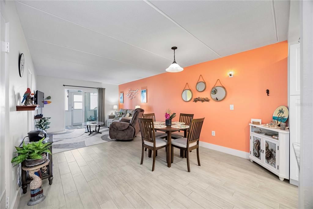 Activo con contrato: $149,900 (2 camas, 2 baños, 828 Pies cuadrados)