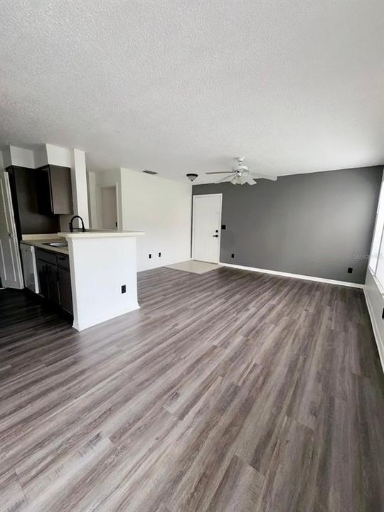 Под контрактом: $1,600 (2 спален, 2 ванн, 829 Квадратных фут)