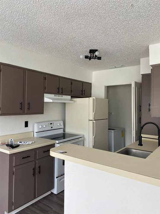 Под контрактом: $1,600 (2 спален, 2 ванн, 829 Квадратных фут)