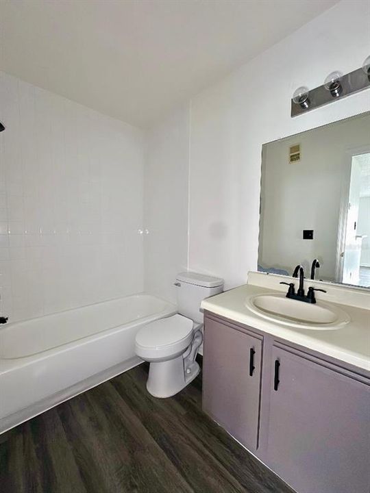 Под контрактом: $1,600 (2 спален, 2 ванн, 829 Квадратных фут)