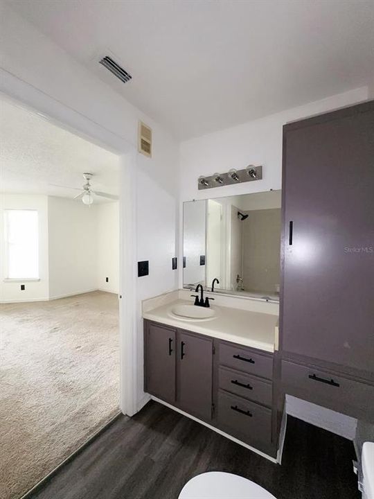 Под контрактом: $1,600 (2 спален, 2 ванн, 829 Квадратных фут)