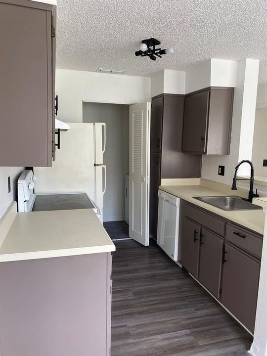 Под контрактом: $1,600 (2 спален, 2 ванн, 829 Квадратных фут)