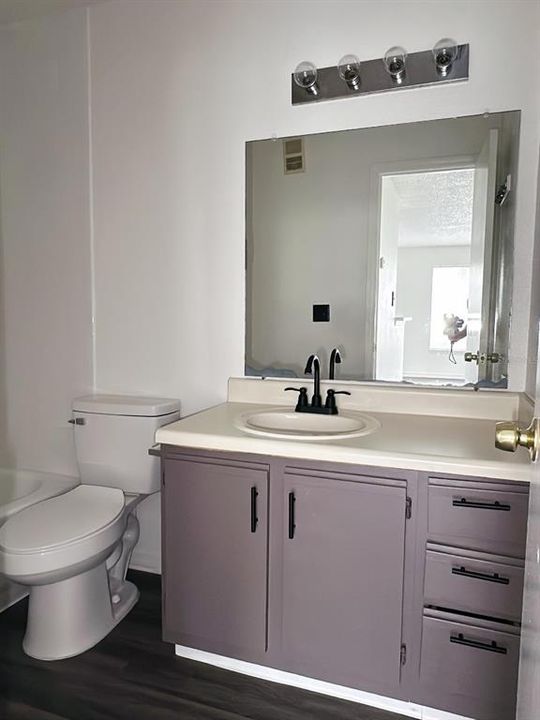 Под контрактом: $1,600 (2 спален, 2 ванн, 829 Квадратных фут)