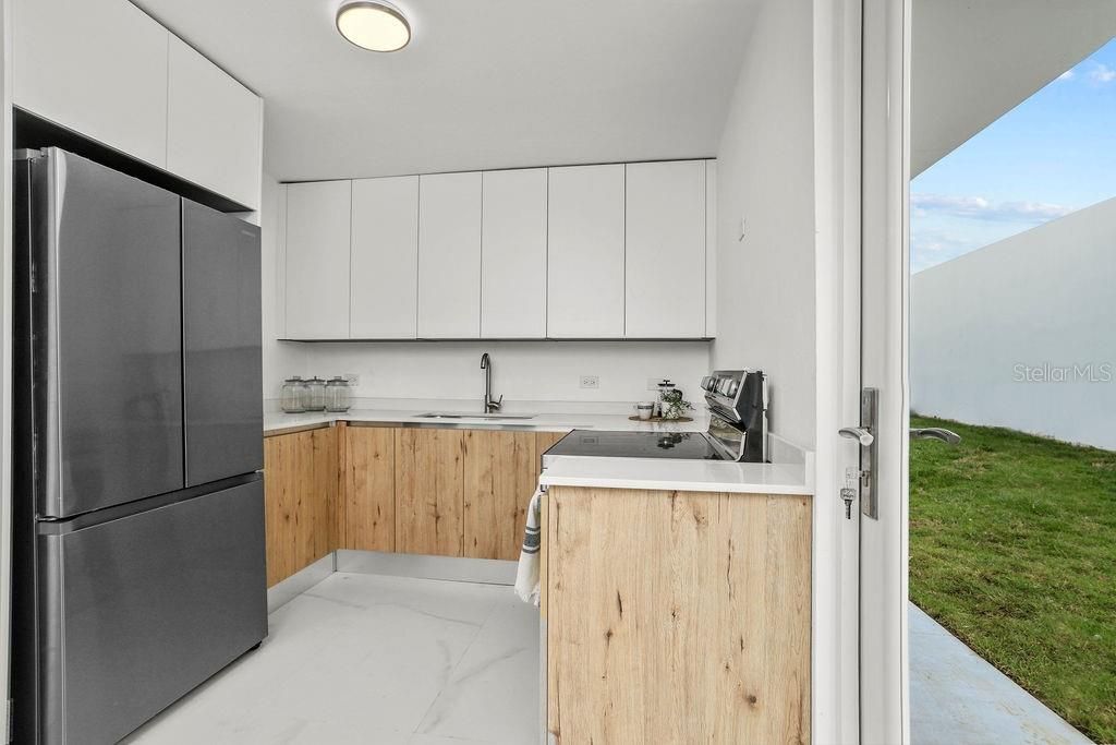 Под контрактом: $420,000 (3 спален, 3 ванн, 2348 Квадратных фут)