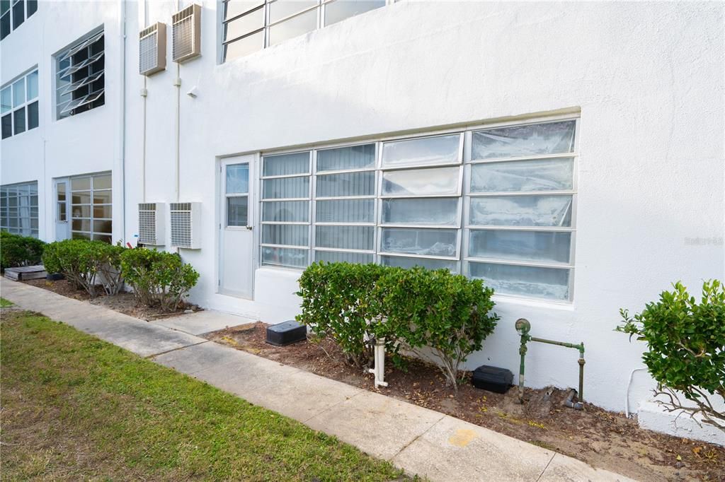 待售: $92,000 (2 贝兹, 2 浴室, 1361 平方英尺)