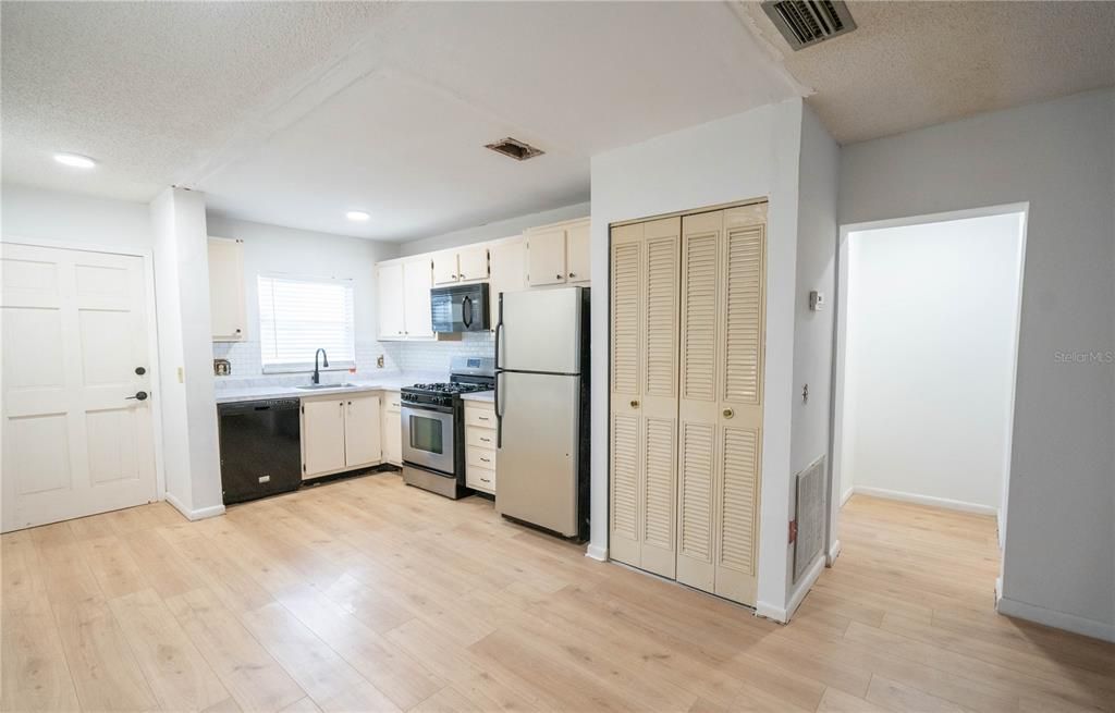 待售: $92,000 (2 贝兹, 2 浴室, 1361 平方英尺)