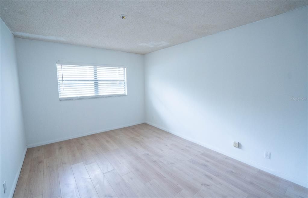 待售: $92,000 (2 贝兹, 2 浴室, 1361 平方英尺)