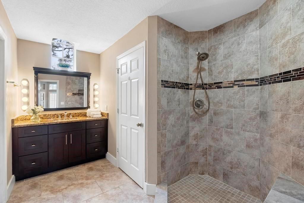 For Sale: $329,000 (2 beds, 2 baths, 1234 Square Feet)