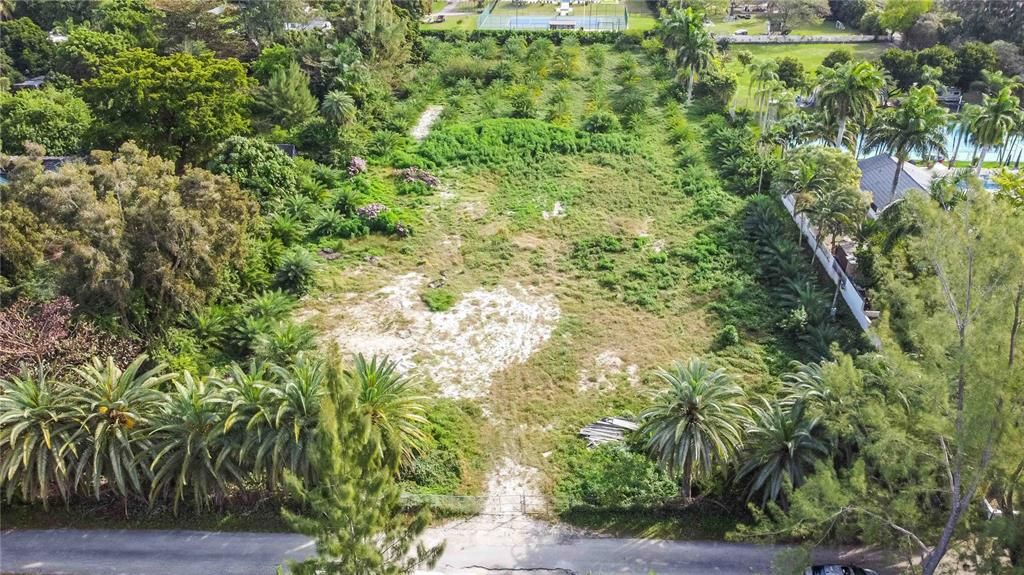 En Venta: $1,300,000 (2.50 acres)