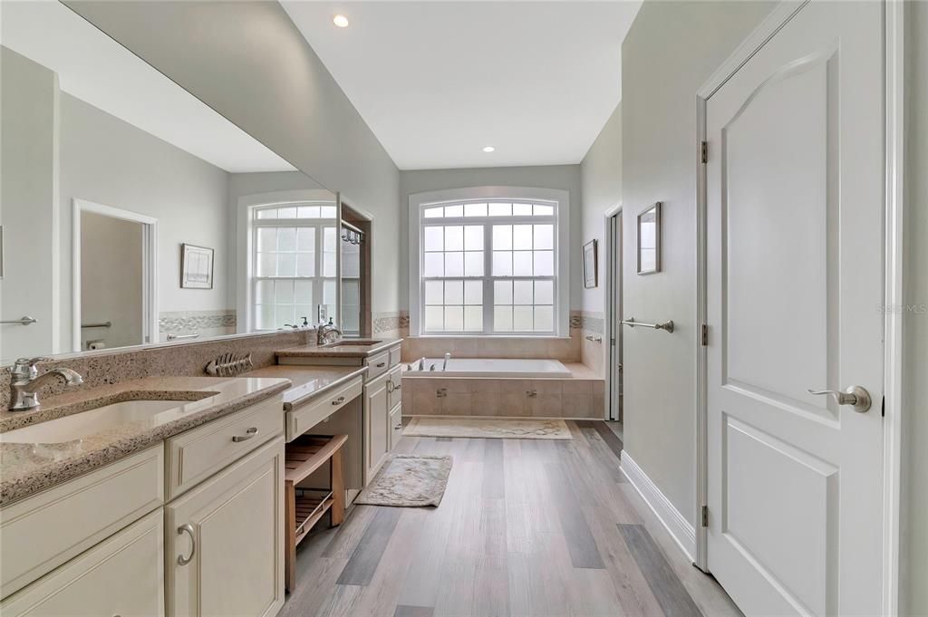 En Venta: $1,952,100 (4 camas, 3 baños, 2804 Pies cuadrados)