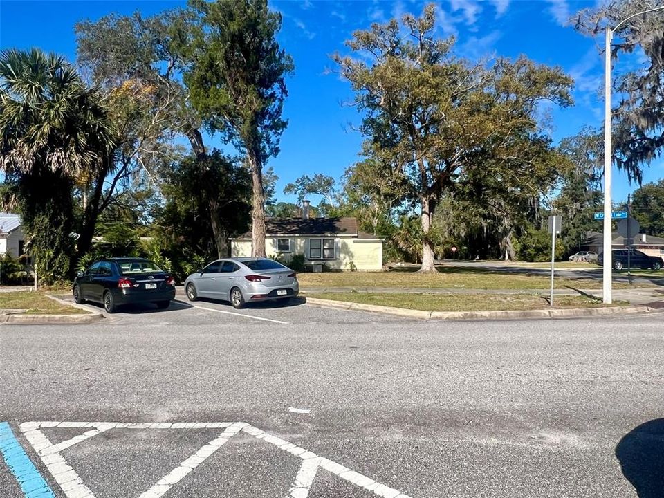 待售: $599,900 (0.19 acres)