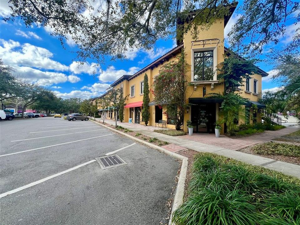 待售: $599,900 (0.19 acres)