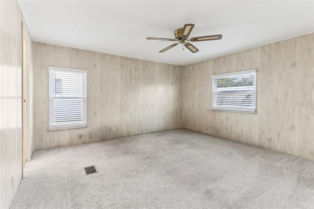 For Sale: $145,900 (2 beds, 2 baths, 1040 Square Feet)