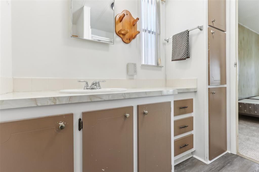 For Sale: $145,900 (2 beds, 2 baths, 1040 Square Feet)