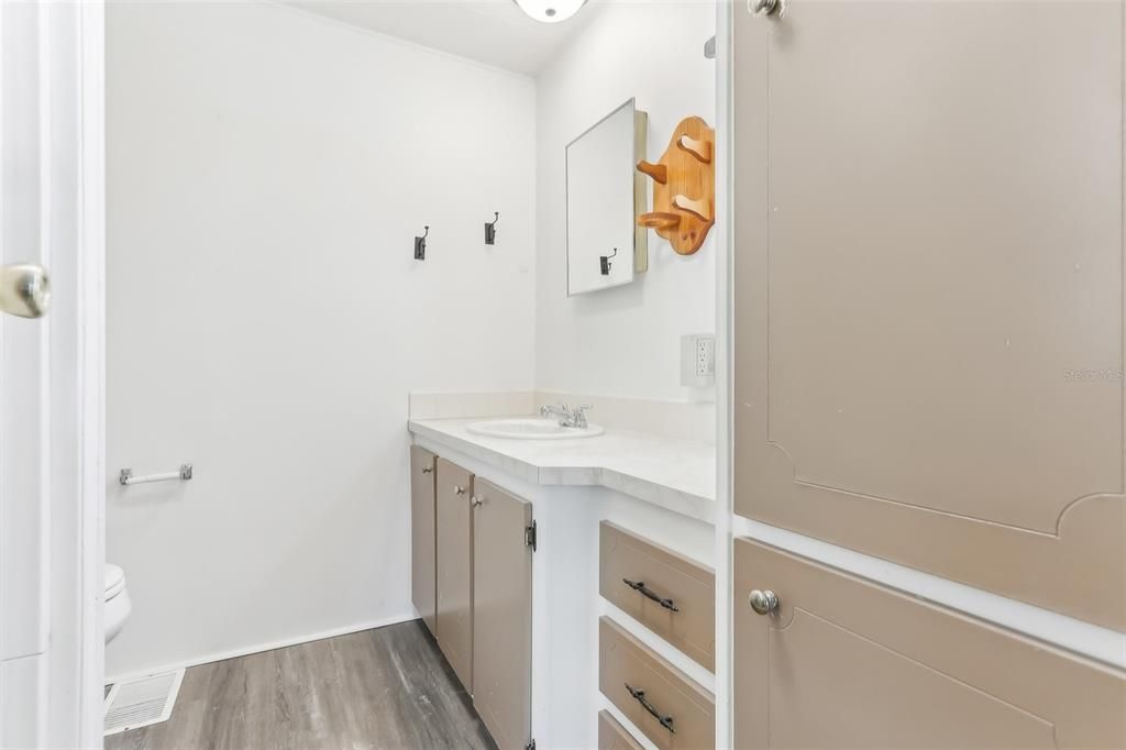 For Sale: $145,900 (2 beds, 2 baths, 1040 Square Feet)