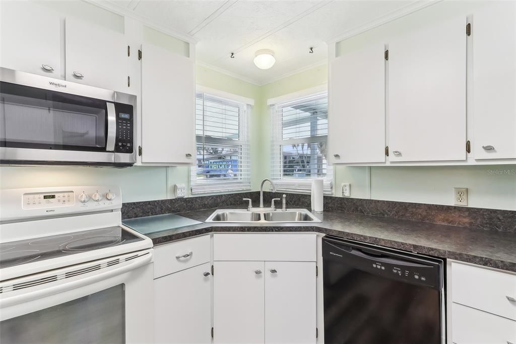 For Sale: $145,900 (2 beds, 2 baths, 1040 Square Feet)