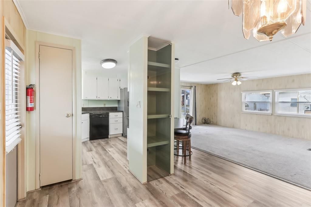 For Sale: $145,900 (2 beds, 2 baths, 1040 Square Feet)