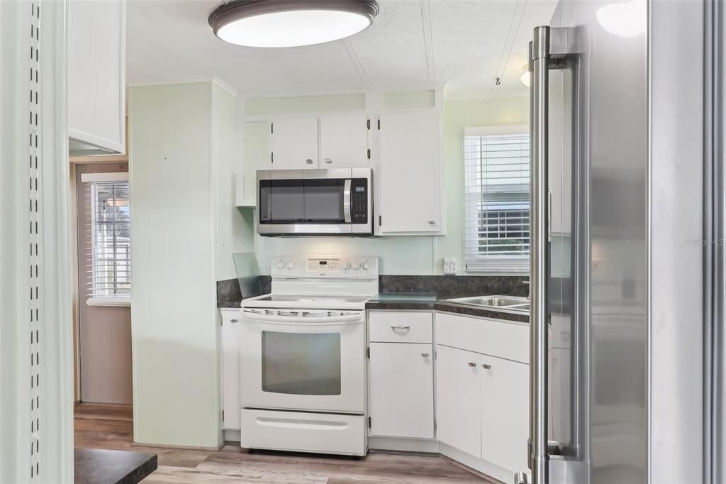 For Sale: $145,900 (2 beds, 2 baths, 1040 Square Feet)