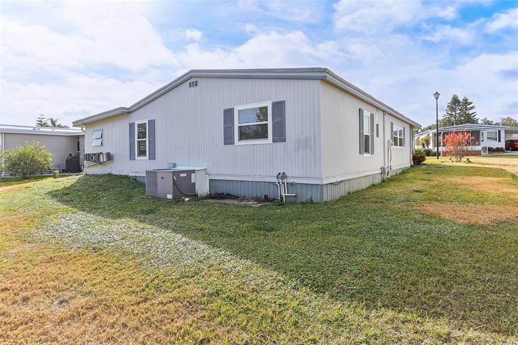 For Sale: $145,900 (2 beds, 2 baths, 1040 Square Feet)