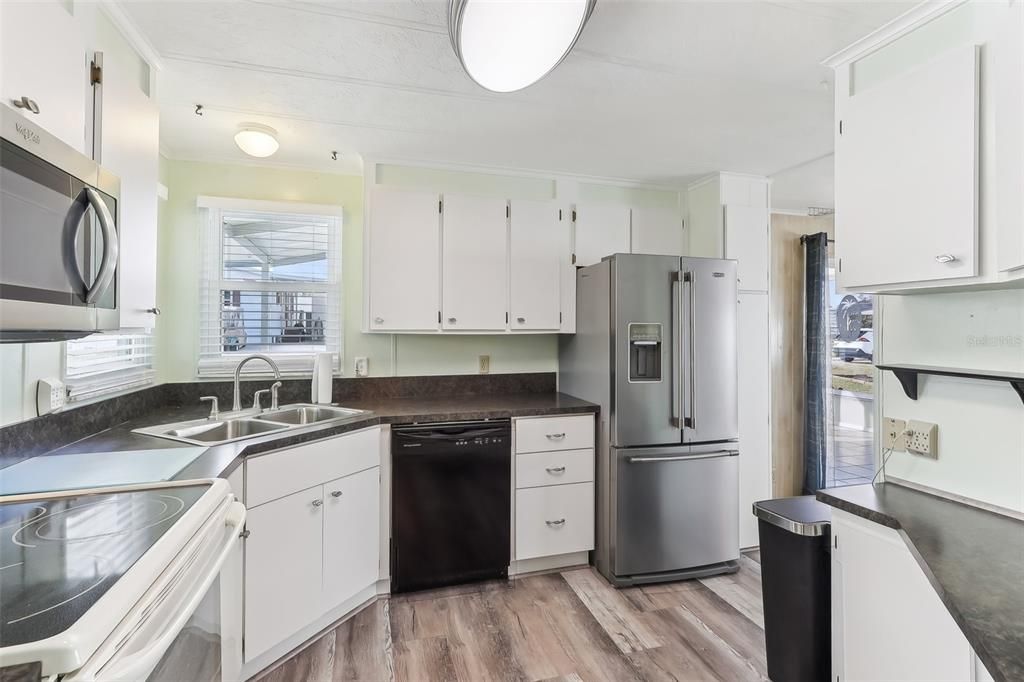 For Sale: $145,900 (2 beds, 2 baths, 1040 Square Feet)