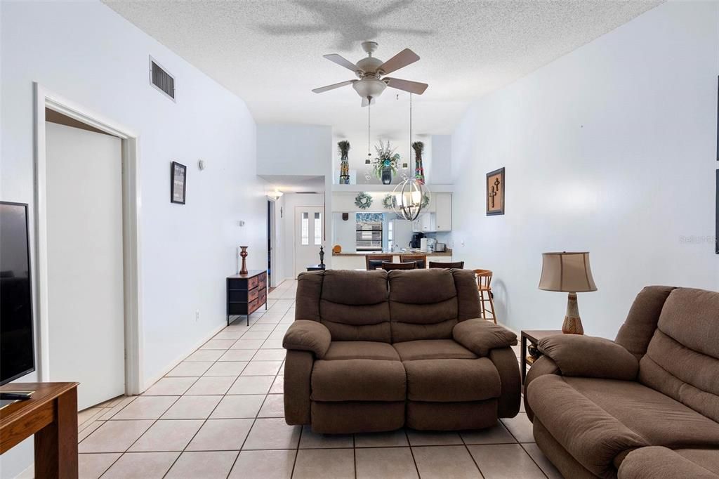 For Sale: $199,900 (2 beds, 2 baths, 1202 Square Feet)