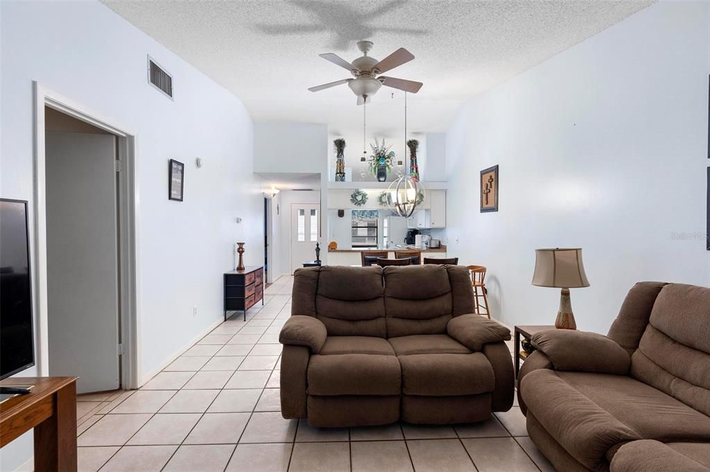 For Sale: $199,900 (2 beds, 2 baths, 1202 Square Feet)