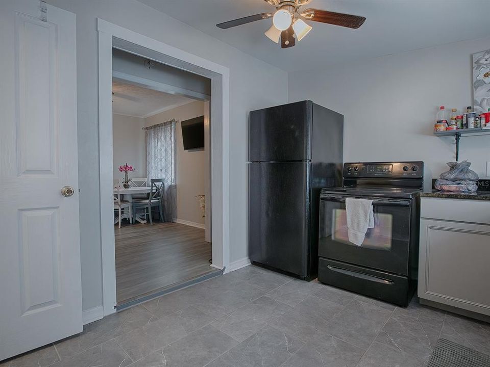 合同活跃: $389,900 (3 贝兹, 0 浴室, 1434 平方英尺)