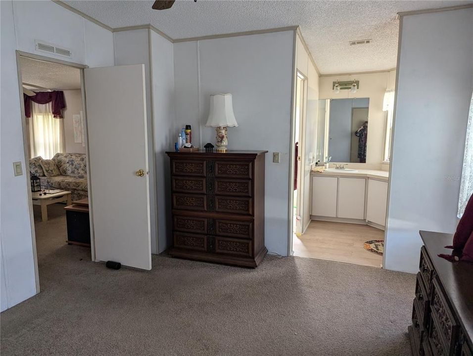 待售: $99,900 (2 贝兹, 2 浴室, 1040 平方英尺)