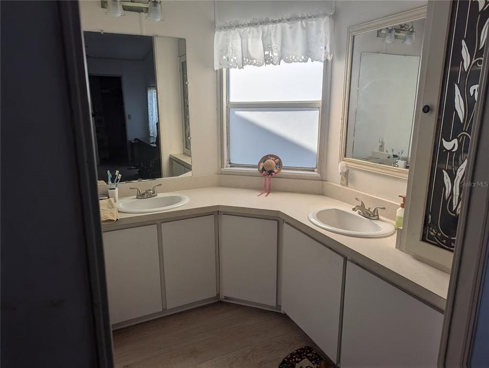 待售: $99,900 (2 贝兹, 2 浴室, 1040 平方英尺)