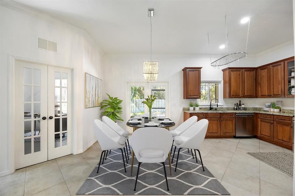 合同活跃: $435,555 (5 贝兹, 3 浴室, 2200 平方英尺)