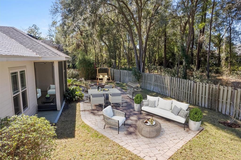 合同活跃: $435,555 (5 贝兹, 3 浴室, 2200 平方英尺)