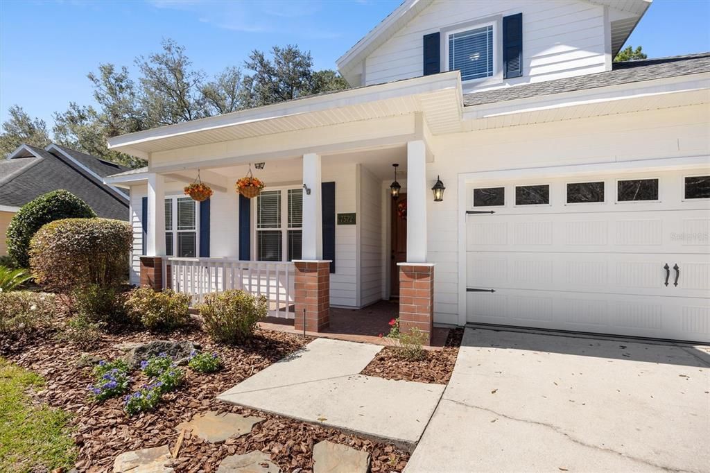 合同活跃: $435,555 (5 贝兹, 3 浴室, 2200 平方英尺)