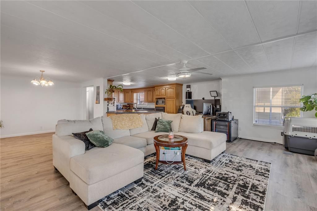 合同活跃: $410,000 (2 贝兹, 2 浴室, 1176 平方英尺)