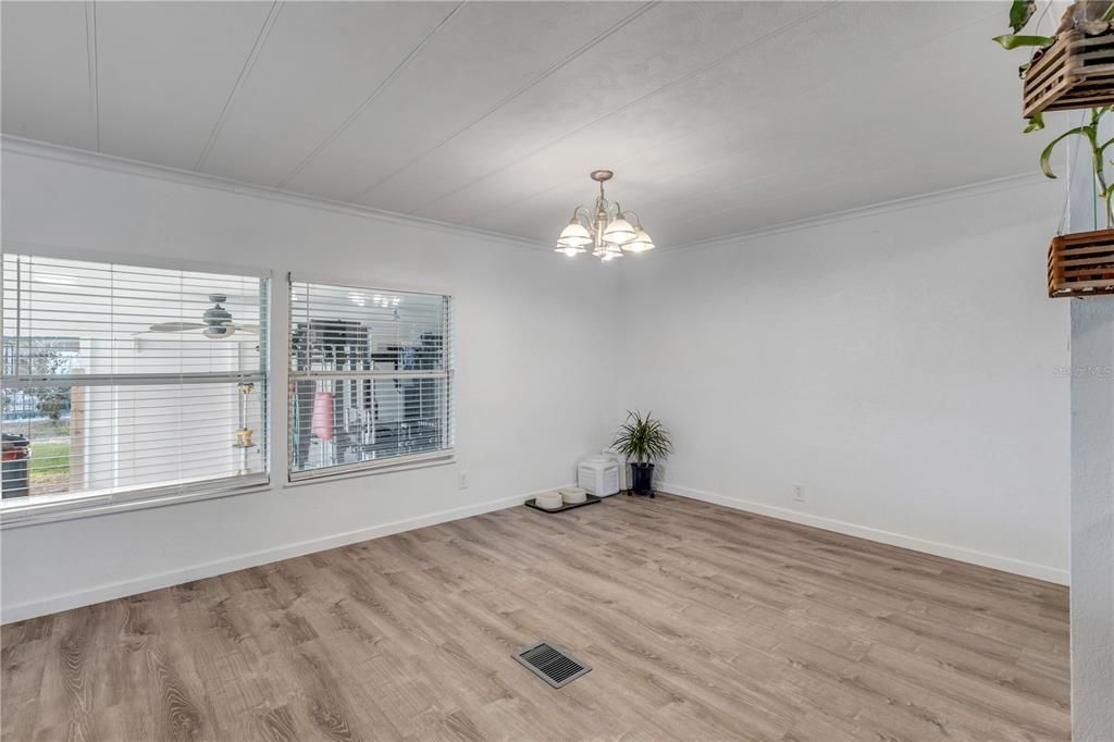 合同活跃: $410,000 (2 贝兹, 2 浴室, 1176 平方英尺)