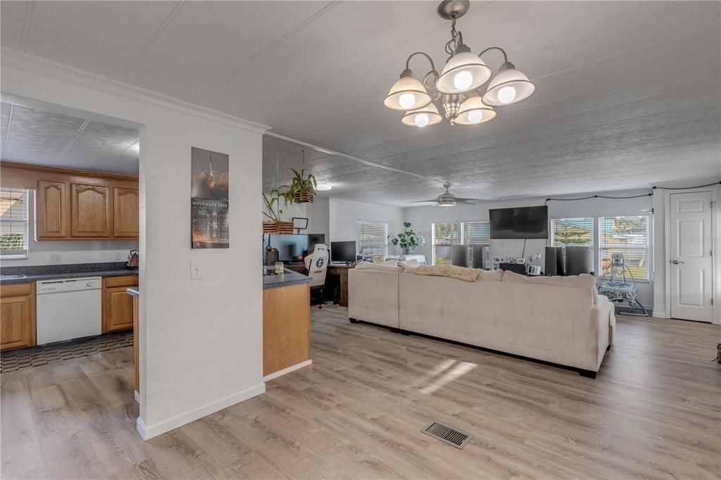 合同活跃: $410,000 (2 贝兹, 2 浴室, 1176 平方英尺)