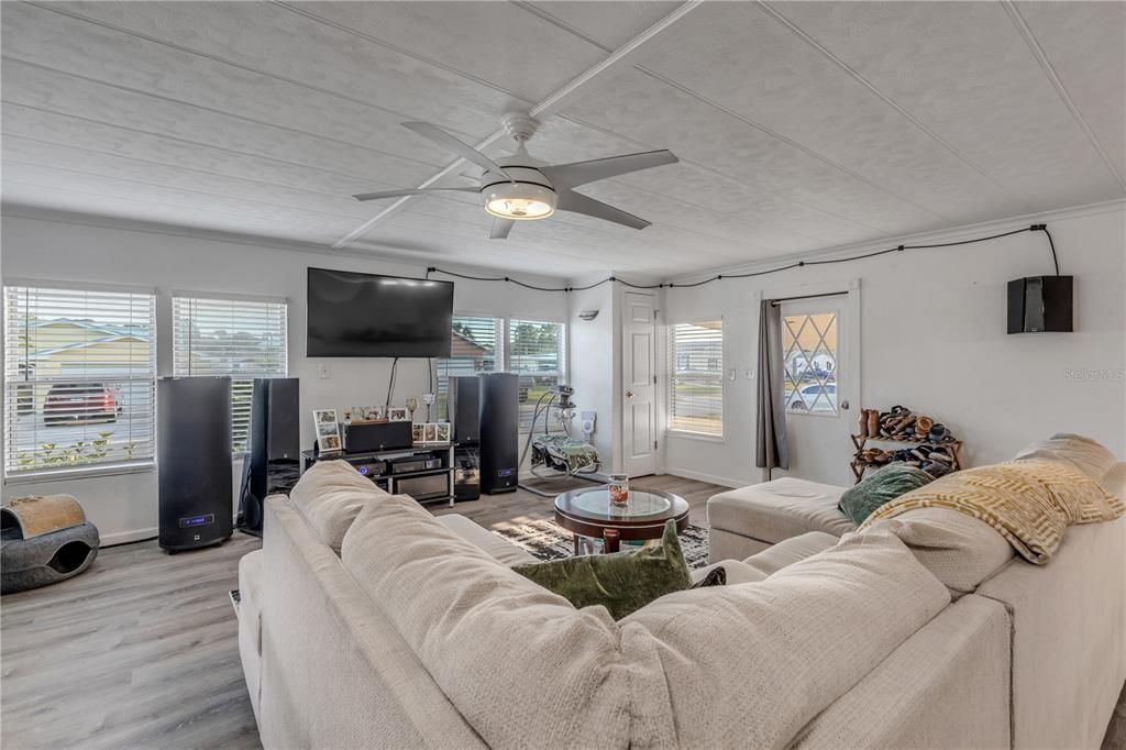 合同活跃: $410,000 (2 贝兹, 2 浴室, 1176 平方英尺)