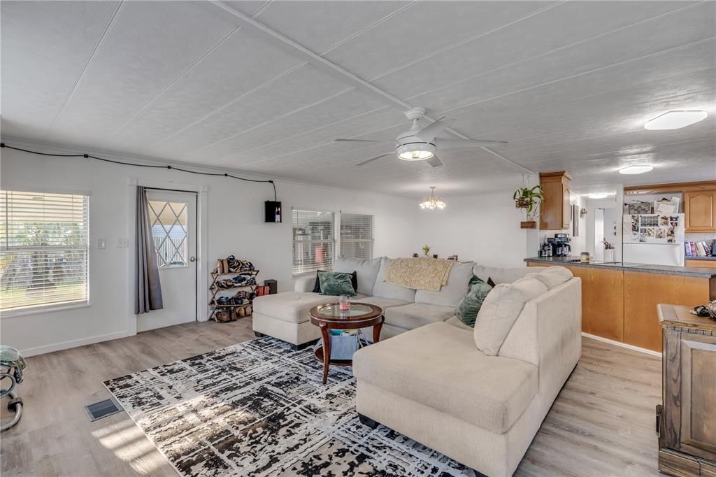 合同活跃: $410,000 (2 贝兹, 2 浴室, 1176 平方英尺)