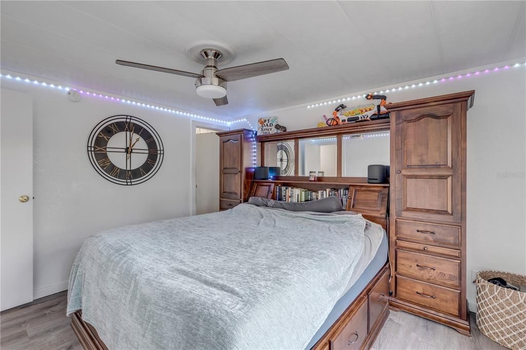 合同活跃: $410,000 (2 贝兹, 2 浴室, 1176 平方英尺)