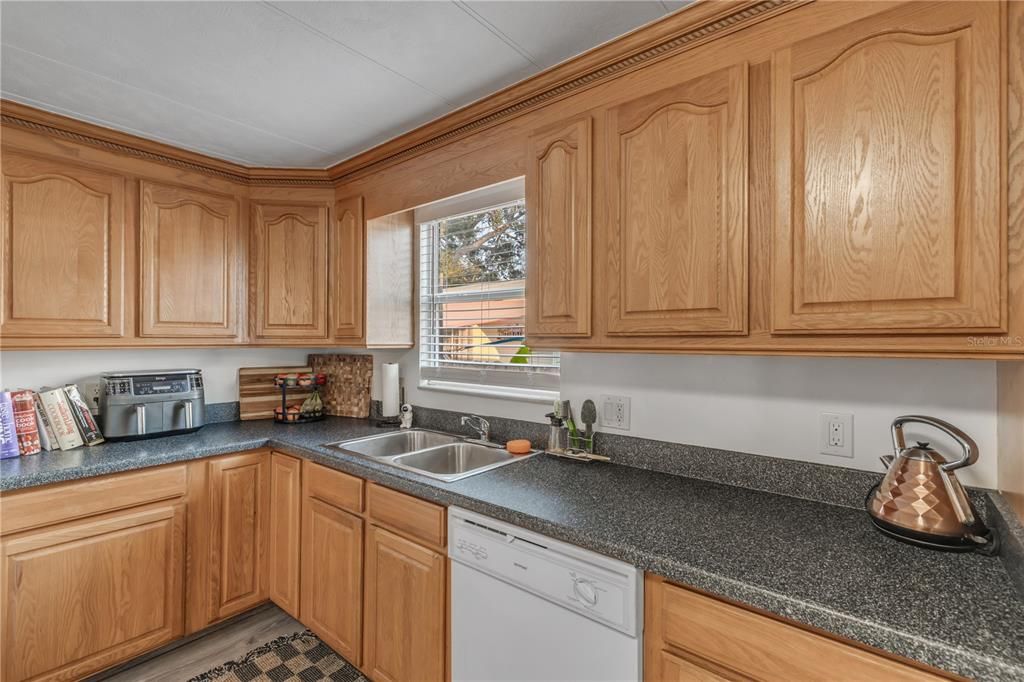 合同活跃: $410,000 (2 贝兹, 2 浴室, 1176 平方英尺)