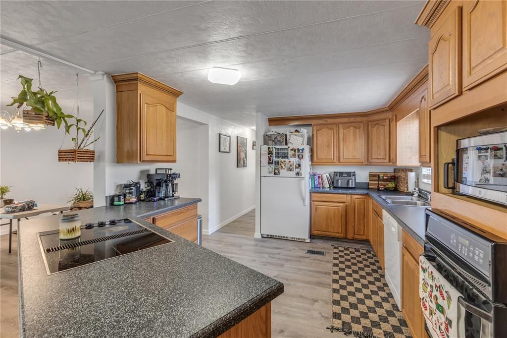 合同活跃: $410,000 (2 贝兹, 2 浴室, 1176 平方英尺)